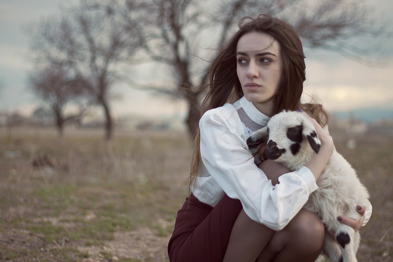 Լուսանկարիչ-Գագիկ Հարությունյան,<br>Մոդել-Քրիստի Թումանյան,<br>Հայաստան (Էջմիածին)<br>2013